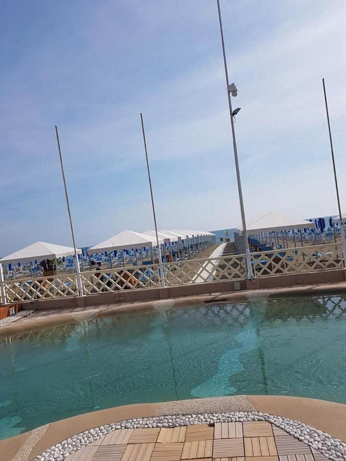 Brezza Marina Bed & Breakfast Marina Di Carrara Eksteriør bilde